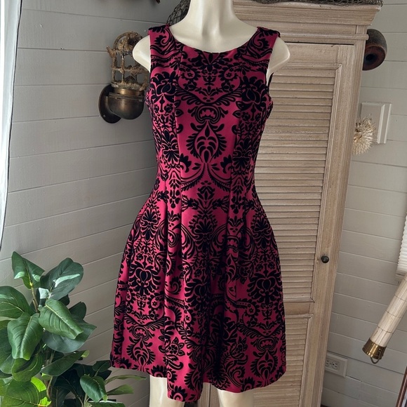 Gabby Skye Black & burgundy Patterned Fit & Flare Dress – Size 6 - Picture 1 of 8